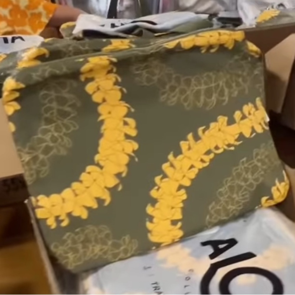 Aloha Collection Olive Puakenikeni Small Pouch Limited Edition